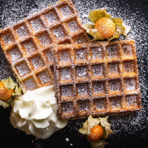 Belgische Waffeln mit Thymian-Schlagsahne