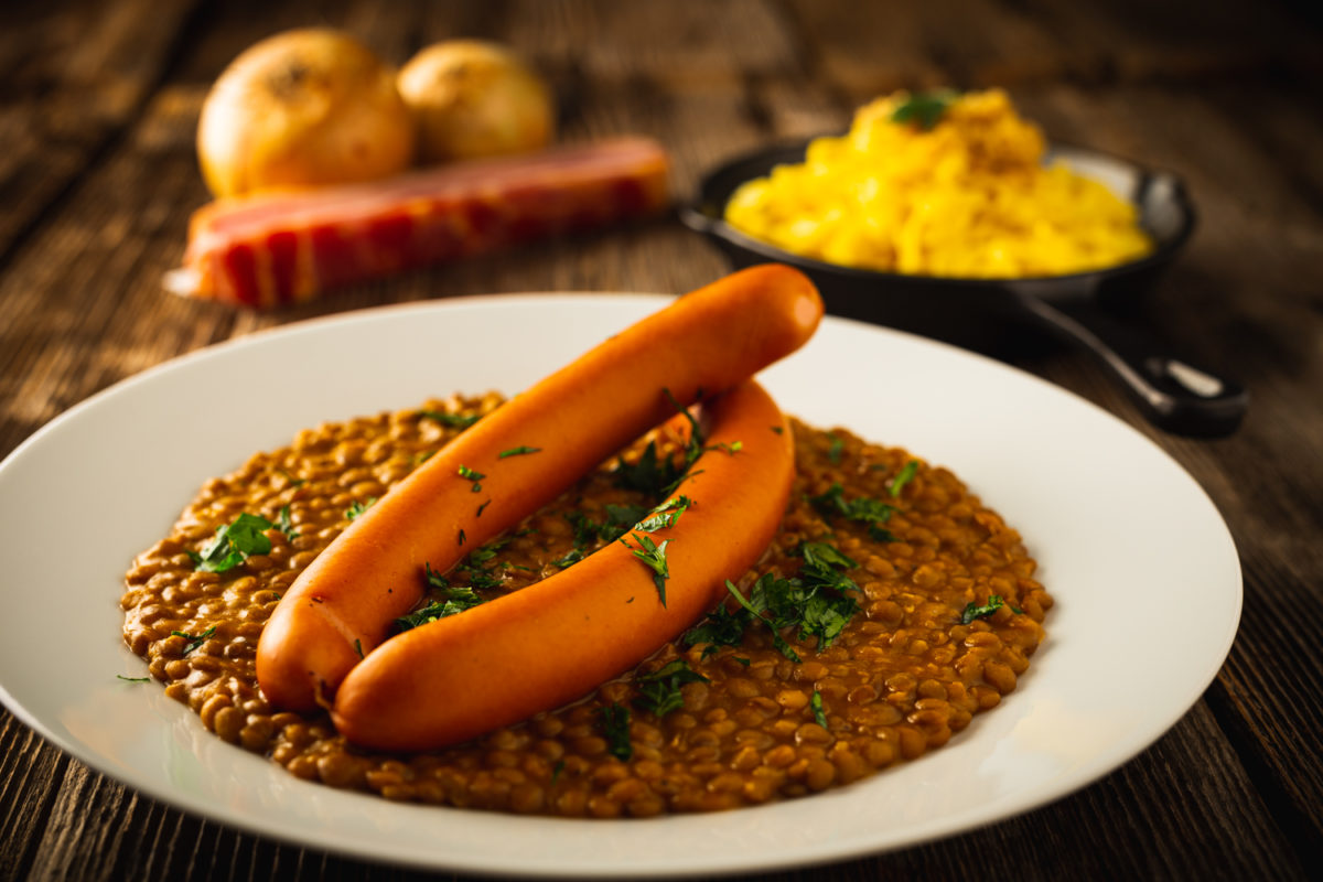 Der Klassiker: Schwäbische Linsen mit Saiten - Enjoy Food