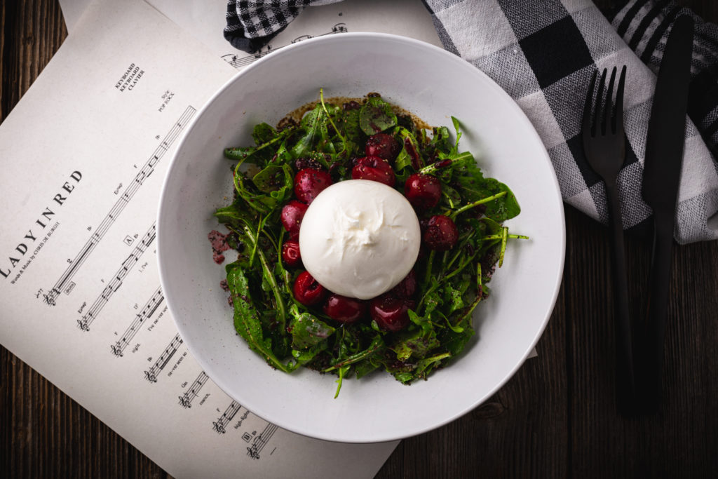 Burrata auf Rucolabett und Pfefferkirschen