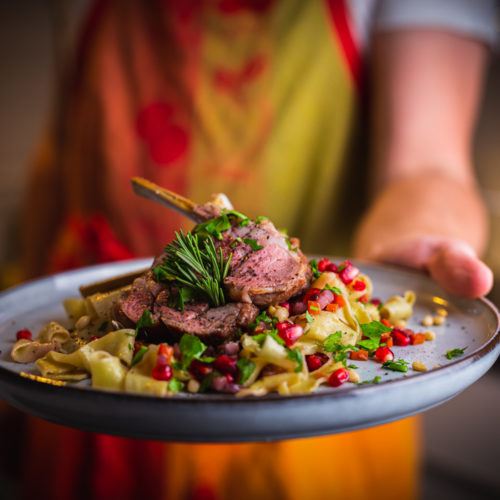 Rosa Lammkarree auf Tagliatelle mit Wurzelgemüse