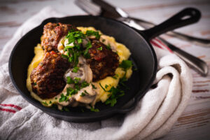 Fleischküchle mit Pilzrahmsoße und Kartoffelpüree