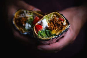 Beef Burrito mit Bohnenmus und Guacamole