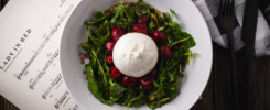 Burrata mit Pfefferkirschen auf Rucola-Bett