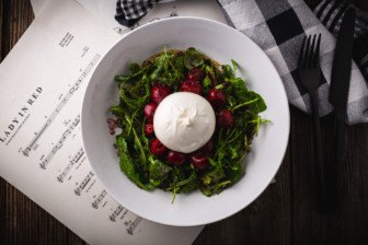 Burrata mit Pfefferkirschen auf Rucola-Bett