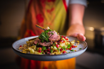 Rosa Lammkarree auf Tagliatelle mit Wurzelgemüse